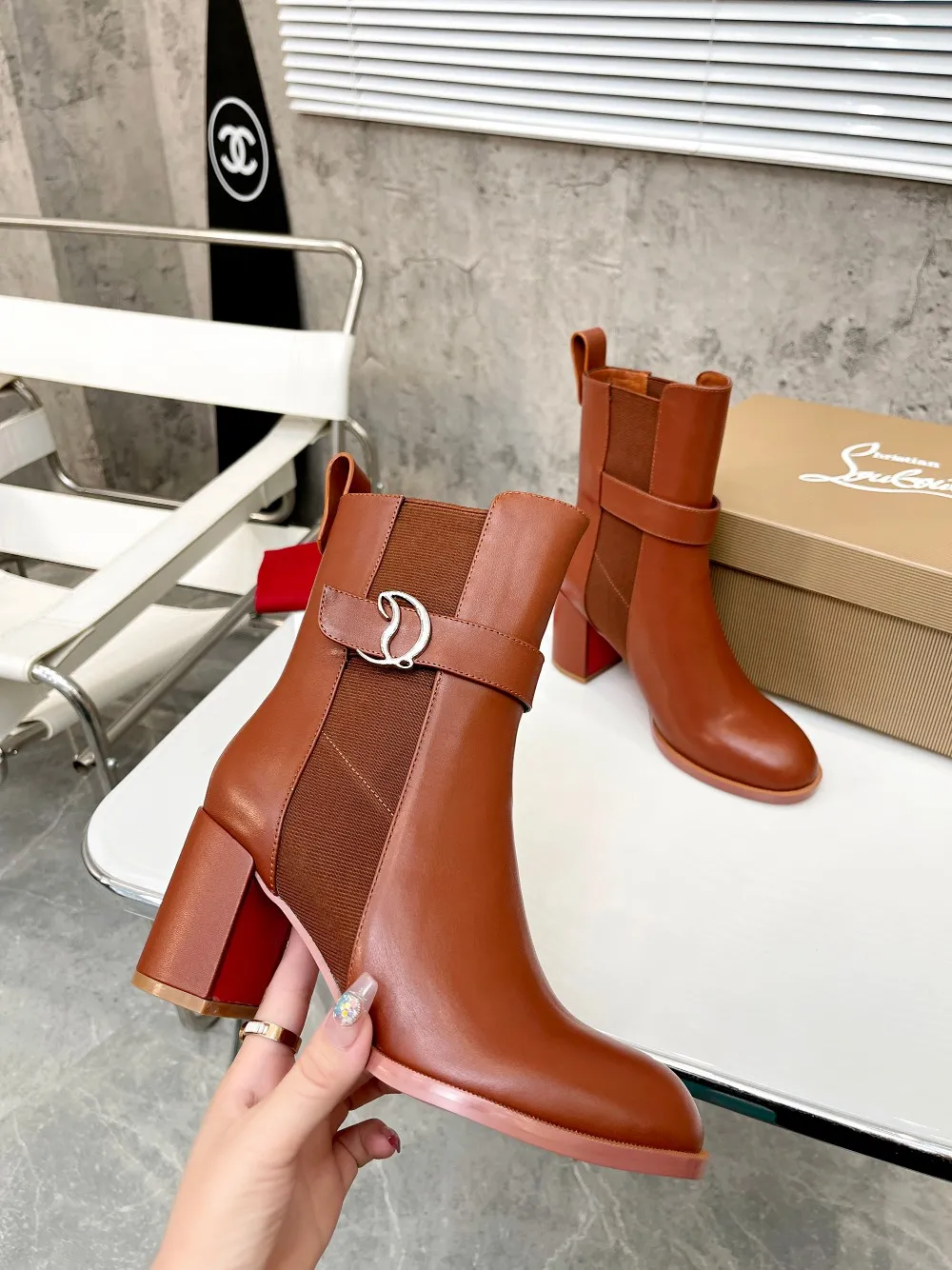 👟👟Ex-factory price 600👟👟 Christian Louboutin (CL) launches new thick-heeled thick-soled boots in 2022, made of shiny calf leather. Eye-catching embellishments on the side, elastic gold-plated Christian Louboutin (CL) logo design, tube height 6 inches (15cm) ✅Fabric: grained cowhide ✅Lining: sheepskin ✅Outsole/heel height: rubber Genuine leather heel height 7cm ✅Color: black reddish brown ✅Number: 34-41 (customized for 34,41) ✅Packaging: original board packaging